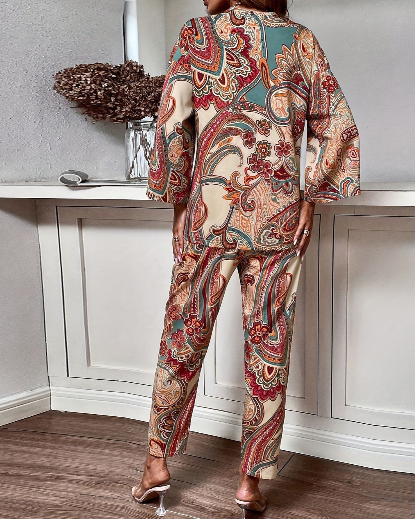 Ensemble élégant avec un imprimé moderne