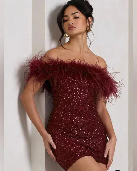 Robe tube à paillettes et plumes